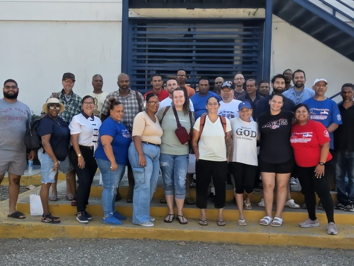 Equipo misionero junto al personal de Desafío Juvenil frente al edificio del centro